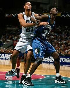 Kevin Garnett Minnesota Timberwolves Unsigned Boxing Out Tim Duncan Photo 海外 即決