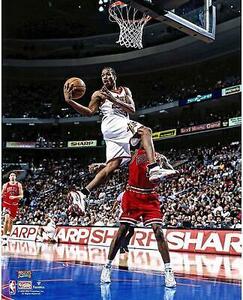 Allen Iverson Philadelphia 76ers Unsigned Mid-Air Pass vs Chicago 海外 即決