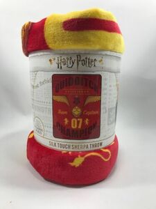 New Red Wizarding World Of Harry Potter Silk Touch Sherpa Throw “Quidditch”40x50 海外 即決