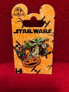 Disney Parks Trading Pin Halloween 2016 Yoda With Candy Star Wars 海外 即決