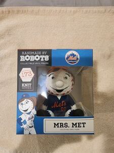 NY Mets SGA Mrs. Met Handmade by Robots Vinyl Figure - Knit Doll NIB 海外 即決