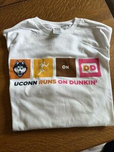 UConn Runs On Dunkin T-Shirt Size Xl 海外 即決