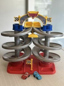 2006 Fisher Price Disney Cars Spiral Speedway Race Track with 2 Cars 海外 即決