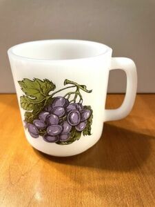 Vintage Glasbake Coffee Mug, Purple Concord Grapes, White Milk Glass USA 海外 即決