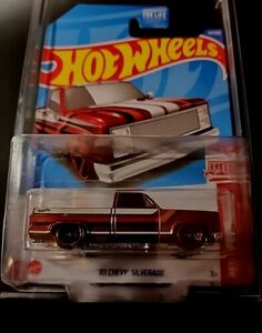 83 Chevrolet Silverado Hotwheels Red Edition Comes in Protective case Nice Card 海外 即決