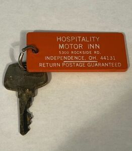 Hospitality Motor Inn - Independence, OHIO Motel Fob And Room Key #240 Nice Key! 海外 即決