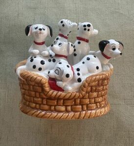Disney Schmid 101 Dalmatians Music Box Figurine Playmates, Dogs In Basket Bed 海外 即決