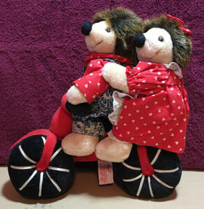 Russ Berrie "Willy & Willa" Plush Hedgehogs On Bike 海外 即決