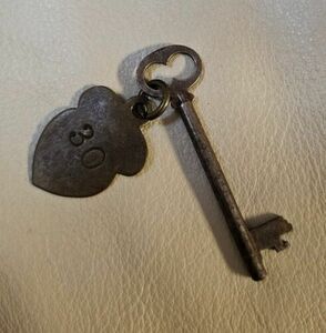 Antique Hotel Motel Room Key Brass Fob with Skeleton Key #30 Acorn Shaped 海外 即決