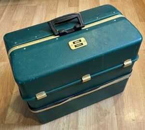 Vintage UMCO 3060 U Tackle Box Possum Belly Green And Gold With Bottom, Read** 海外 即決