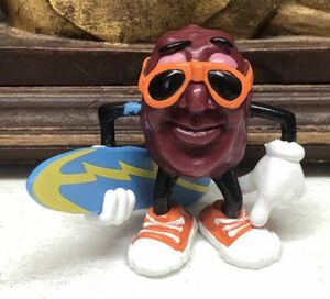 California Raisins Surfer Horizontal Blue Surfboard Rare CALRAD 2.5" Tall L1 海外 即決