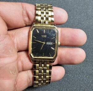 Citizen Mens Gold Tone Black Day Date Dial Tank Style Watch Working 1000-S63663 海外 即決