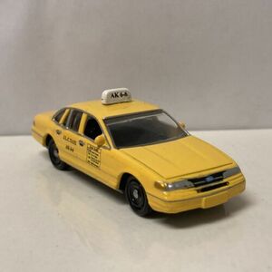 1997 97 Ford Crown Victoria Taxi Collectible 1/64 Scale Diecast Diorama Model 海外 即決