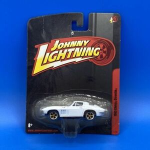 Johnny Lightning 1:64 Scale Diecast - 1965 White Gold Stripes Chevy Corvette 海外 即決