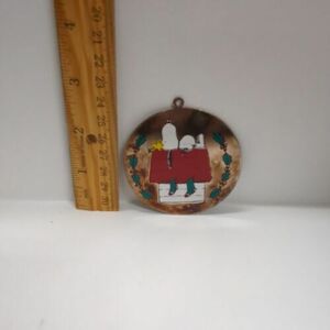 Vintage Snoopy 1958 United Features Syndicate Goldtone Round Metal Ornament 2.5" 海外 即決