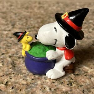 Vintage 80s Peanuts Halloween Snoopy Woodstock PVC Figure Witch Hats Cauldron 海外 即決
