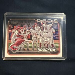 2024 Topps Series 1 #238 - Cincinnati Reds SSP Gold Mirror Image Team Variation 海外 即決