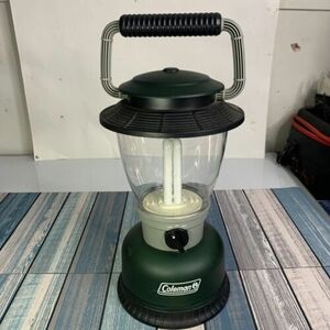 Coleman Lantern Model 5327 Series Green Battery Powered Working (Req 8 D Batt's) 海外 即決