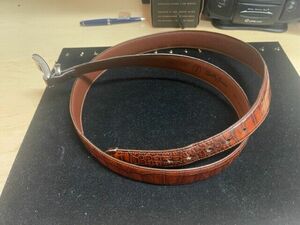 Bobby Jones Men's Brown Leather Croc Pattern Belt w/ Brass Buckle Size 44 DS30 海外 即決