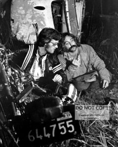 DENNIS HOPPER AND PETER FONDA IN "EASY RIDER" - 8X10 PUBLICITY PHOTO (RT133) 海外 即決