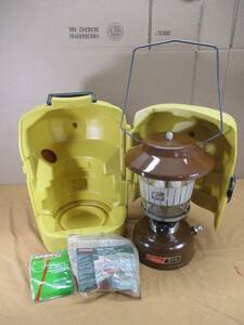 Vintage 1981 Coleman 275 Dual Gas Brown Lantern Picket Fence with Clamshell Case 海外 即決
