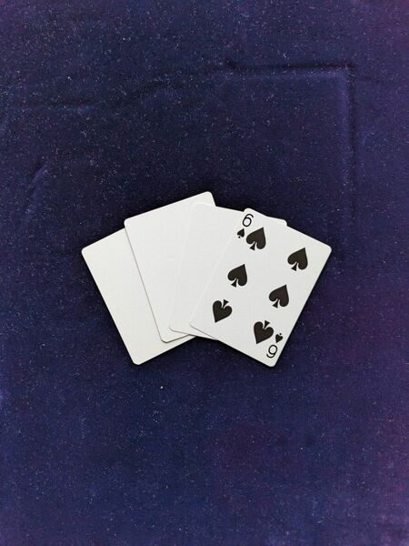 四枚の白いカード