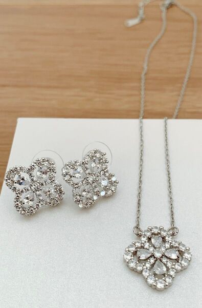 新品未使用 四葉のクローバーネックレス&ピアスセット シルバーカラー ネックレス ピアス