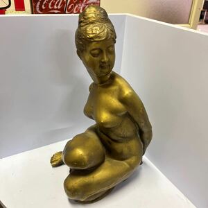 裸婦/オブジェ 女性像 彫刻 アート ヌード 高さ44.5㎝/重さ10kg マットゴールド 座る女性 樹脂製