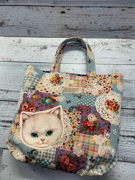 《手作り》トートバッグ　可愛いバッグ　　　　エクボバッグ　コヤンイサムチョン猫顔付き　ハンドメイド