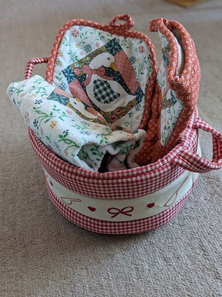 新品 未使用 可愛い 布バスケット 鍋つかみ 鍋敷き タオル4点セット