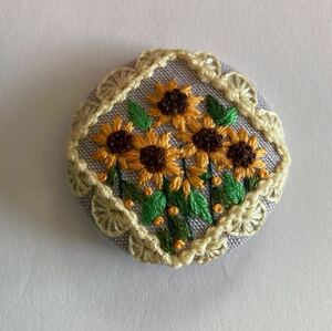 刺繍くるみボタン　ブローチ　向日葵