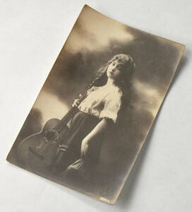 戦前 絵葉書 海外 ギターを持つ女性 少女 古写真 肖像 楽器 セピア モノクロ アート 美人 美女 ビンテージ アンティーク 海外
