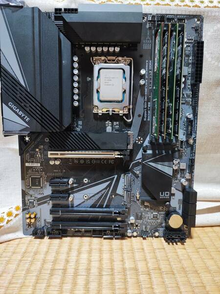 Intel Core i5-12600K BOX +GIGABYTE Z690 UD DDR4 LGA1700 +メモリー24GB