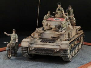 タミヤ 1/35 ドイツIV号戦車F型・伝令バイクセット 北アフリカ戦線 プラモデル(ITEM 25208)塗装済完成品 砂漠の情景の飾り台付き