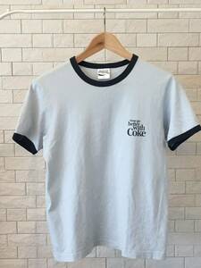 Coca-Cola×GU 半袖 Tシャツ Sサイズ ライトブルー リンガー コカコーラ プリント バインダーネック ロゴ コラボ