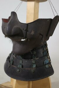 ^v surface . middle Hachiman . one Edo terminal stage iron, rust paint, black lacquer 20×19×12cm 480g armour / armour / armor ^v