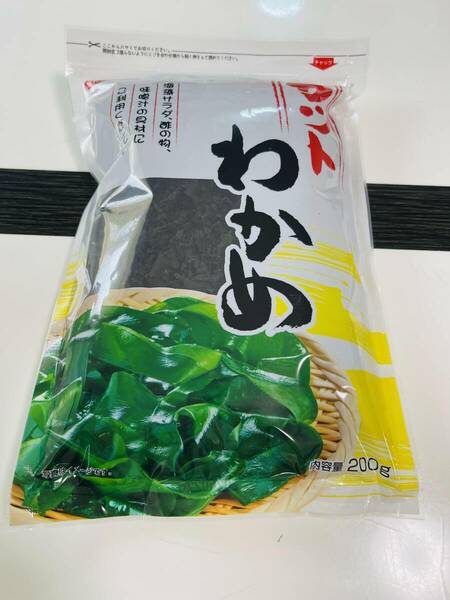 乾燥わかめ カット わかめ 200g ワカメ 業務用 大容量 海藻 美容 健康 便利なチャック付き！ 肉厚 (調理しやすいカット形状）