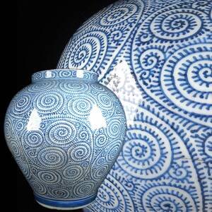 [SAKURAYA] old house adjustment goods [ old Imari blue and white ceramics . Tang . writing vase ] ornament . "hu" pot antique goods old work of art era height 23cm