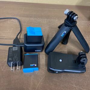 UTs287 【通電OK】 GoPro HERO10 Black アクションカメラ ウェアラブルカメラ 備品セット バッテリー3つ付き 現状品の画像8