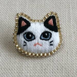 猫の小さな刺繍ブローチ1