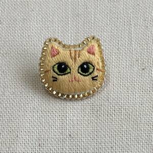 猫の小さな刺繍ブローチ