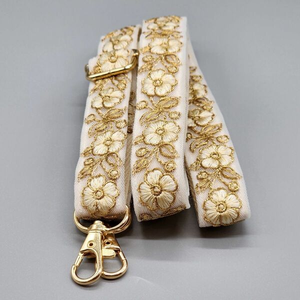 [145]インド刺繍リボンのスマホ用ネックストラップ・ショルダーストラップ（ベージュ系、金具：ゴールド系）、ハンドメイド