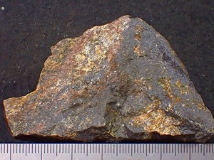 ブラウン鉱とマンガンカミントン閃石
