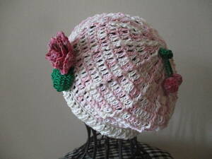 コットン・段染めのマーブルのニット帽・赤・白&ピンク系・巻き薔薇コサージュ・さくらんぼ・ハンドメイド・かぎ針編み・手編み