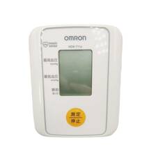 E05068 オムロン 自動血圧計 HEM-7114 自動電子血圧計 管理医療機器 EMC適合 ホワイト 白 単4形アルカリ乾電池4本使用 OMRON 収納袋付き_画像2