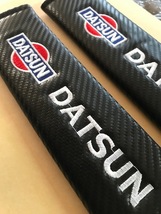 DATSUN　ダットサンロゴ刺繍カーボン調シートベルトパッド　送料無料　ヨンメリ　ハコスカ　S30　ダットラ　510ブル　ローレル　サニー_画像1