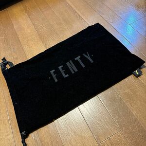 リアーナ　フェンティ　fenty ベロア巾着