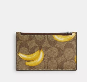 US限定!! 2024ss 新作!!　日本未発売 COACH Zip Card Case In Signature Canvas With Banana Print 財布　本物をお届け!!!