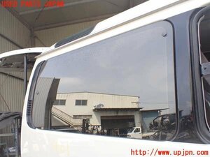 1UPJ-16011380]ハイエースワゴン100系(KZH106W)右クォーターガラスM2A55 中古