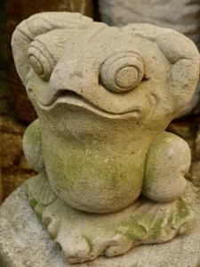 ひょうきんガエルの石像h30cm 蛙石　ガーデニング ガーデンオブジェ 庭石 0504
